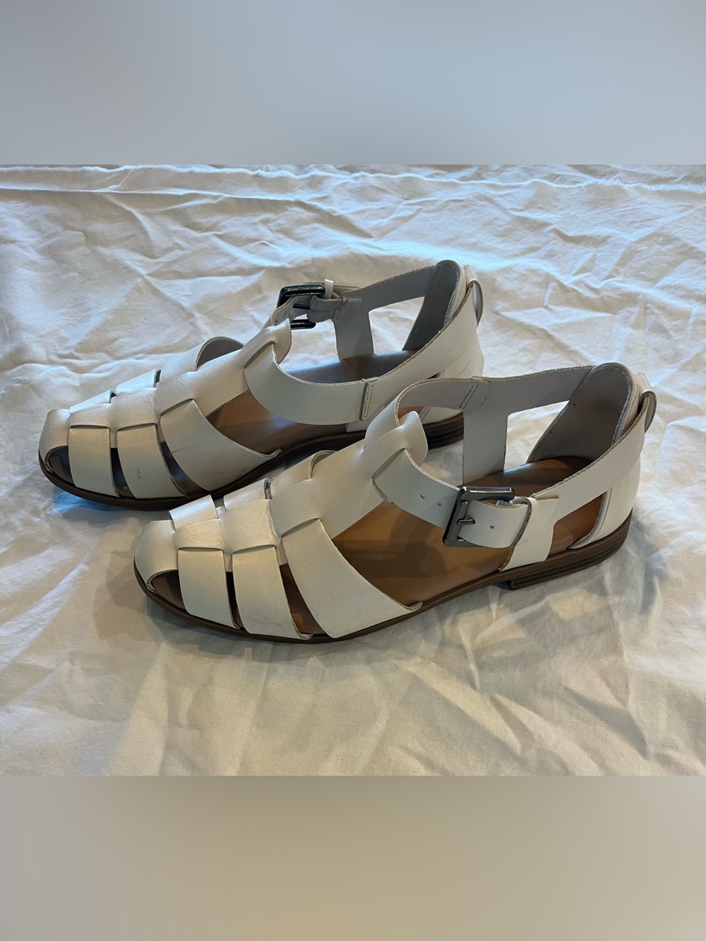 Old Navy cream/white womenβs fisherman sandals